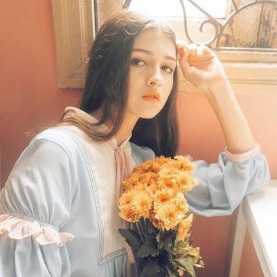 qq头像露肩唯美女生图片