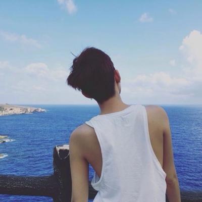 夏季清爽干净的丧男生抽烟的动漫头像图片
