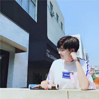 夏季清爽干净的丧男生抽烟的动漫头像图片