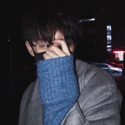 成熟稳重的社会人黑白头像男生图片