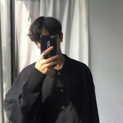 成熟稳重的社会人黑白头像男生图片
