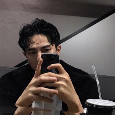 成熟稳重的社会人黑白头像男生图片