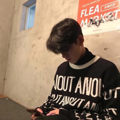 成熟稳重的社会人黑白头像男生图片