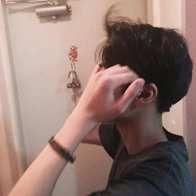 坏坏的有点拽男生动漫竖大拇指头像图片