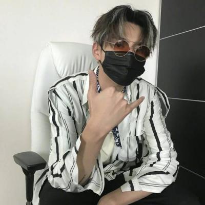 坏坏的有点拽男生动漫竖大拇指头像图片