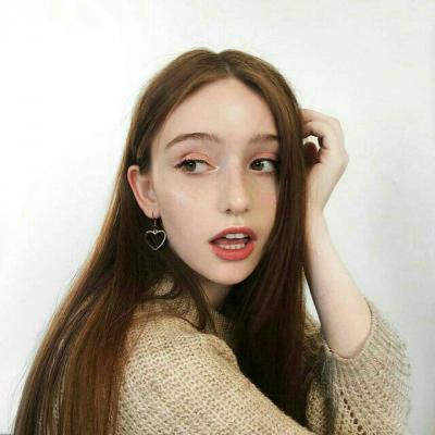 抱着猫的侧身女生头像图片