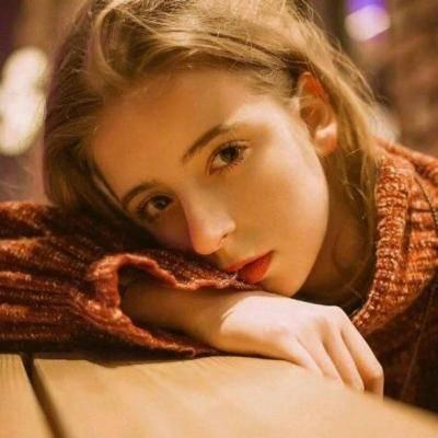 抱着猫的侧身女生头像图片