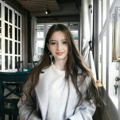 抱着猫的侧身女生头像图片