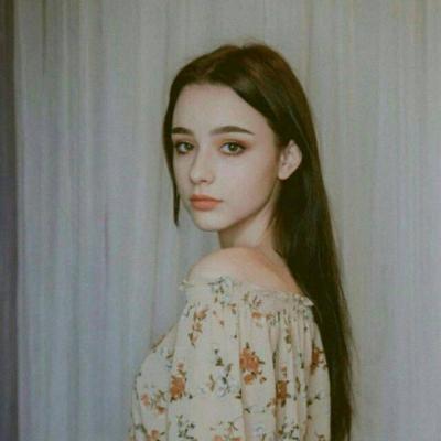 抱着猫的侧身女生头像图片