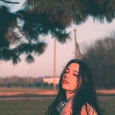 抱着猫的侧身女生头像图片