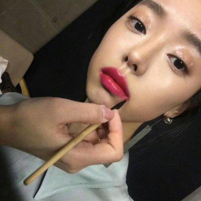 qq女生正面全身头像图片