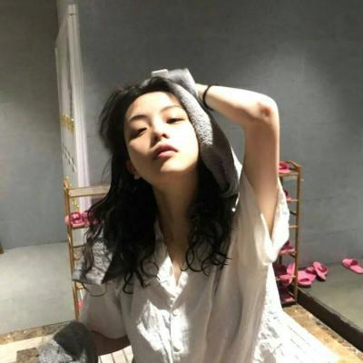 qq女生正面全身头像图片