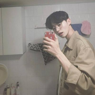 男生满脸受伤头像图片