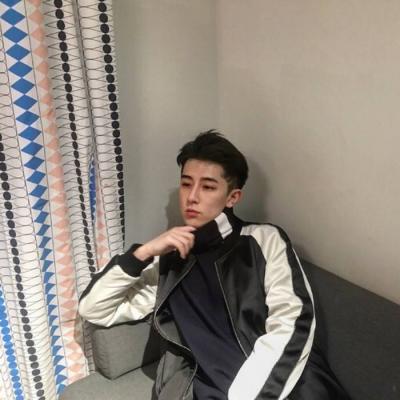 男生满脸受伤头像图片