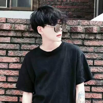 成熟帅气超好看的男生头像简约背景