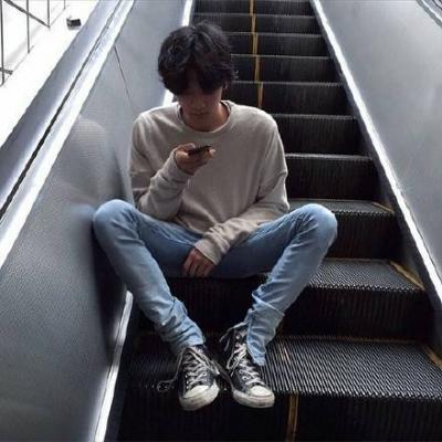 成熟帅气超好看的男生头像简约背景图片