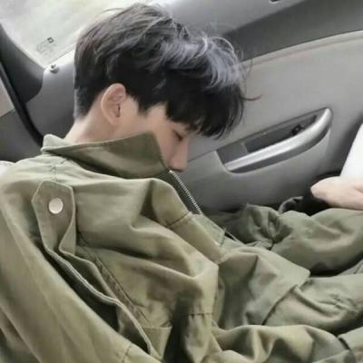 成熟帅气超好看的男生头像简约背景图片