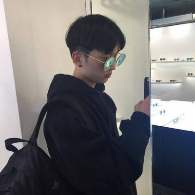 成熟帅气超好看的男生头像简约背景图片