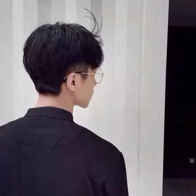成熟帅气超好看的男生头像简约背景图片