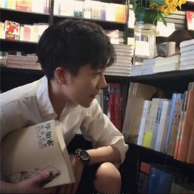 成熟帅气超好看的男生头像简约背景图片
