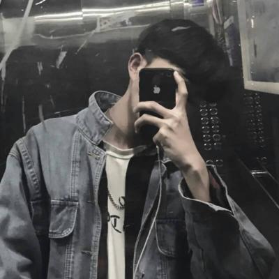 成熟帅气超好看的男生头像简约背景图片