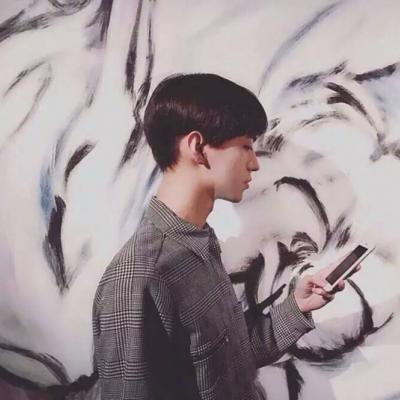 成熟帅气超好看的男生头像简约背景图片