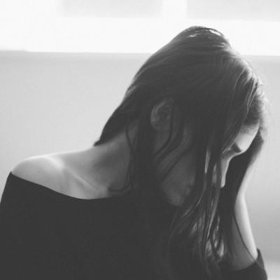 qq头像带字忧伤女生图片