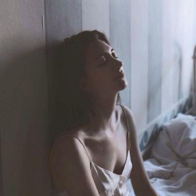 qq头像带字忧伤女生图片