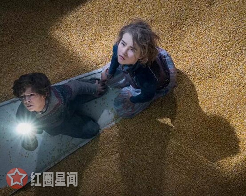 寂静之地为什么呼叫 男主和老人呼叫被怪兽吃掉图片