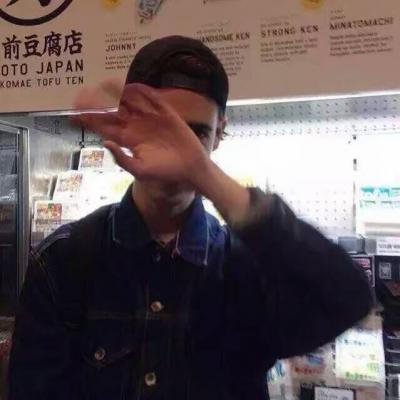 男生照镜子的帅气头像图片