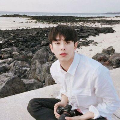 白睫毛动漫男生头像图片