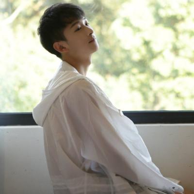 白睫毛动漫男生头像图片