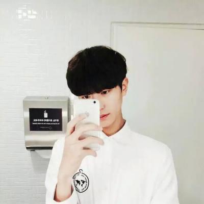 白睫毛动漫男生头像图片