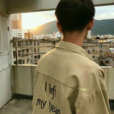 2018最潮qq头像男帅气冷酷真人男生摸猫的头像图片