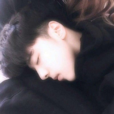 2018最潮qq头像男帅气冷酷真人男生摸猫的头像图片