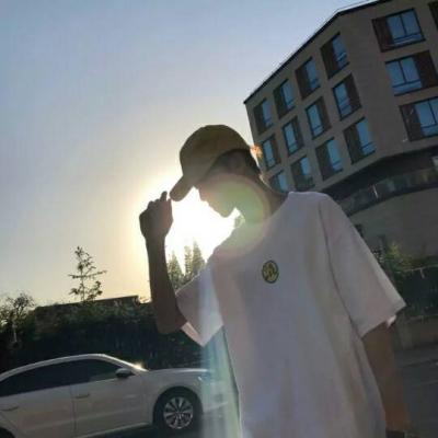 2018最潮qq头像男帅气冷酷真人男生摸猫的头像图片