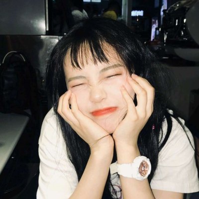 女生拿手机的霸气头像