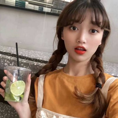 女生拿手机的霸气头像图片