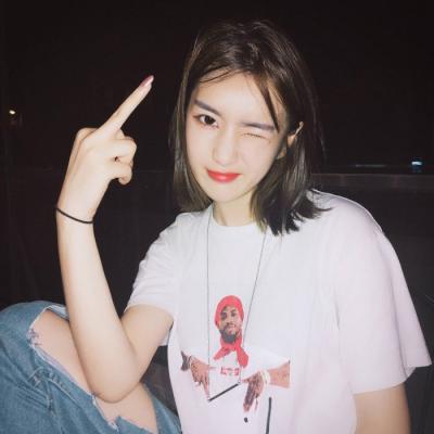 女生拿手机的霸气头像图片