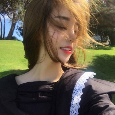 女生拿手机的霸气头像图片