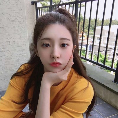 女生拿手机的霸气头像图片