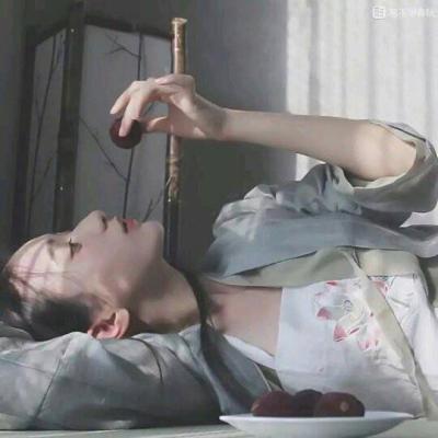 QQ头像动漫女生下身图片