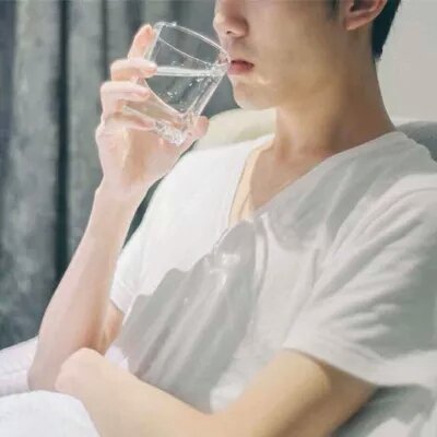 2019头像男帅气冷酷不露脸半身照帅气染发男生头像图片