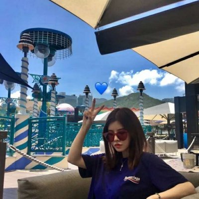 女生拿手机的霸气头像图片