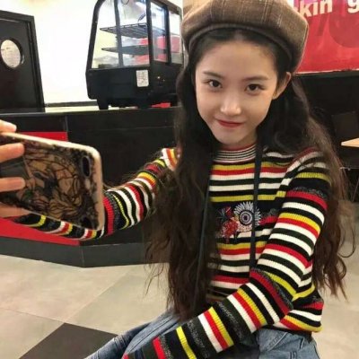 女生拿手机的霸气头像图片