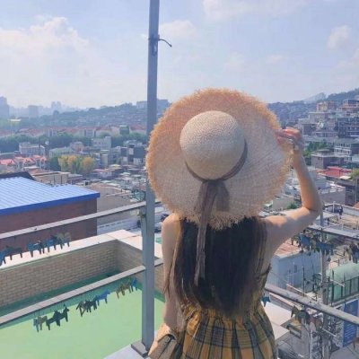 女生拿手机的霸气头像图片