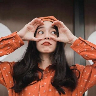 女生拿手机的霸气头像图片