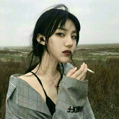 qq头像女生侧脸喝水图片