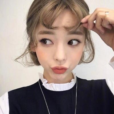 女生白底简约动漫头像图片