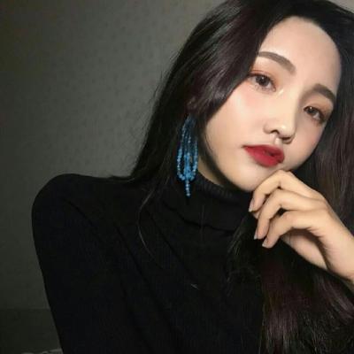 女生白底简约动漫头像图片